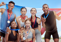 Groupe de sportifs qui montrent leur médaille