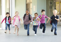 Ligne d'enfants qui sortent en courant de l'école