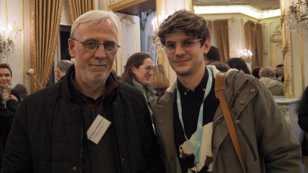 Dr T Vermeesh et un jeune médecin